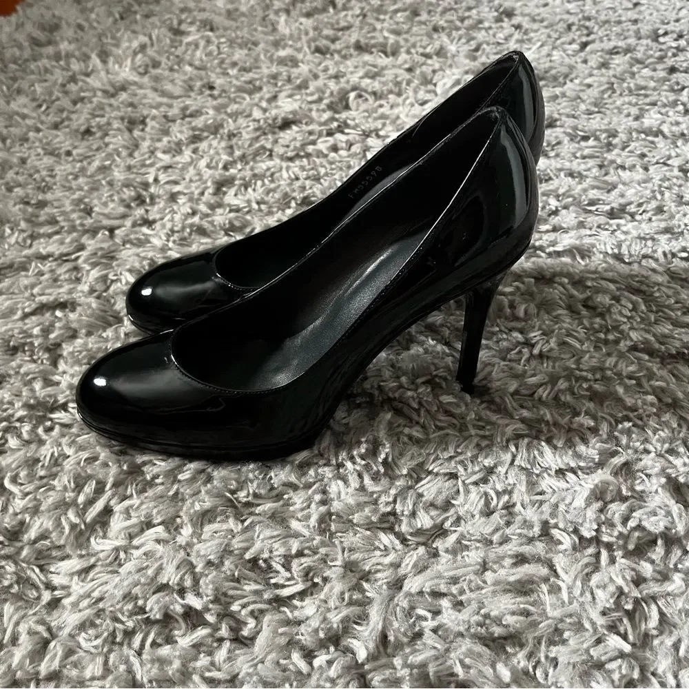 Stuart Weitzman Black leather circled toed heels size 9